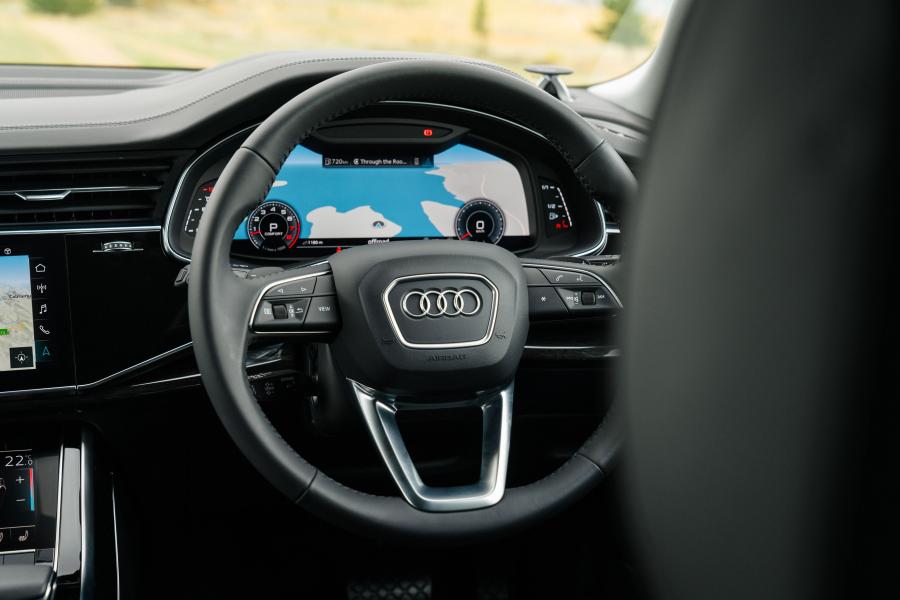 Панель приборов Audi Q8 55 TFSI Quattro S-Line 2018 года  (AU) (фото 33 из 40)